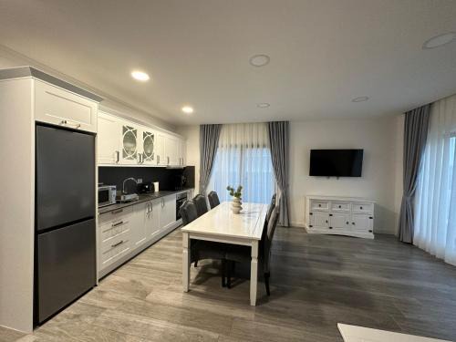 Sanmartin Apartment | Top-Rated M&S Apartment 1: Ideal for Families