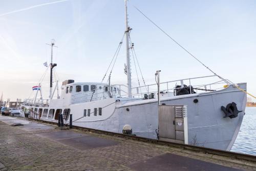 Eastern Docklands Boat Rental | Discover M/S Svalbard B&B: A Guest-Favorite Retreat