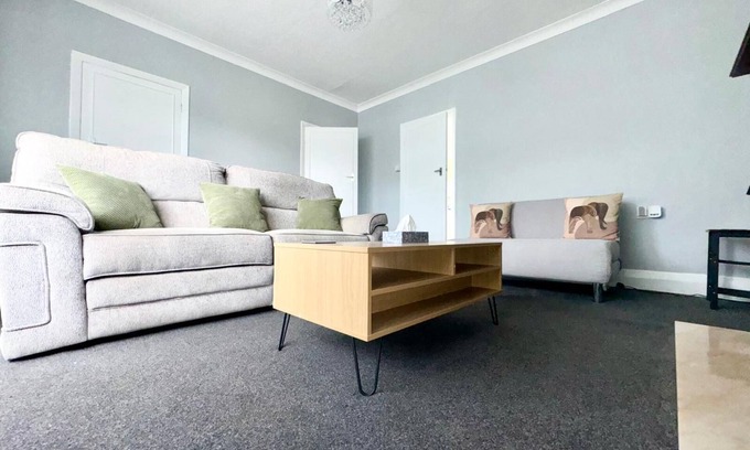 Sutton-in-Ashfield House | Convenient M1 Link 2 Bed House with Wifi and Parking