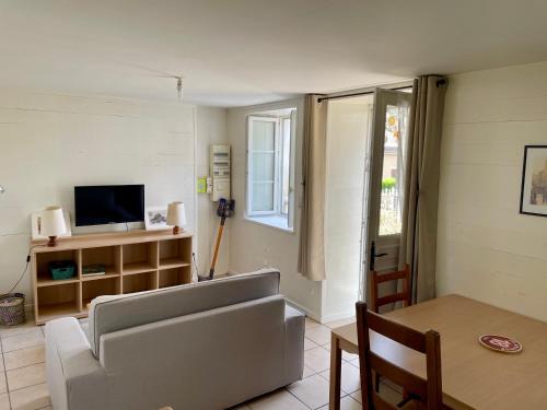 Imphy Apartment | Pet-Friendly 1 Bedroom Retreat at M Parking, Great for Families