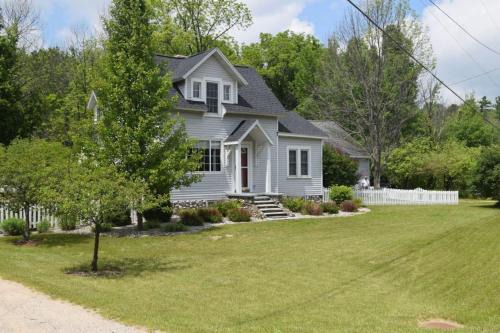 Traverse City House | Pet-Friendly Getaway at M22 Shores on West Grand Traverse Bay