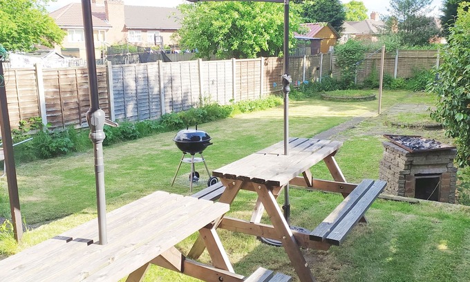Walsall House | Cozy Retreat at M6 J10 with Ocean View & Kitchen
