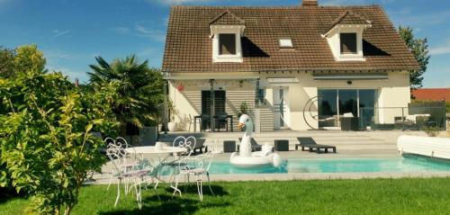 Saint-Leger-Pres-Troyes House | Relax at Ma Douce Bulle: Poolside Bliss by the Ocean