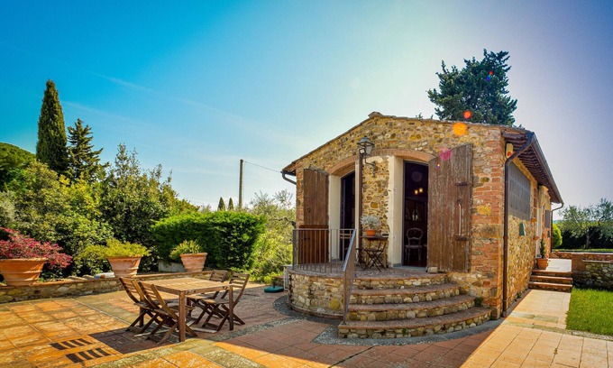 San Casciano in Val di Pesa Cottage | Grindstone Farmhouse: Enjoy Poolside Relaxation and Spa