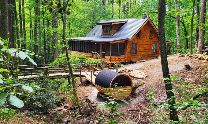 Saluda Cabin | Cozy Retreat: Ma & Pa's Cabin with Breakfast in NC