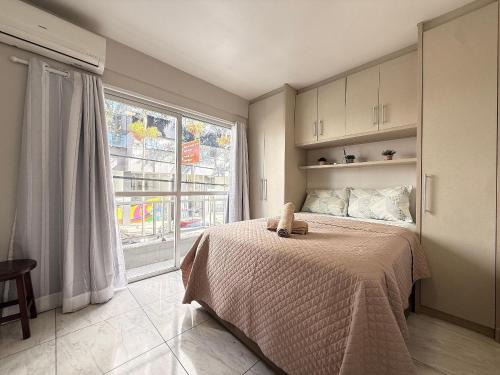 Pioneiros Apartment | Cozy Kitnet with AC & Big Wheel View - Pet Friendly Stay