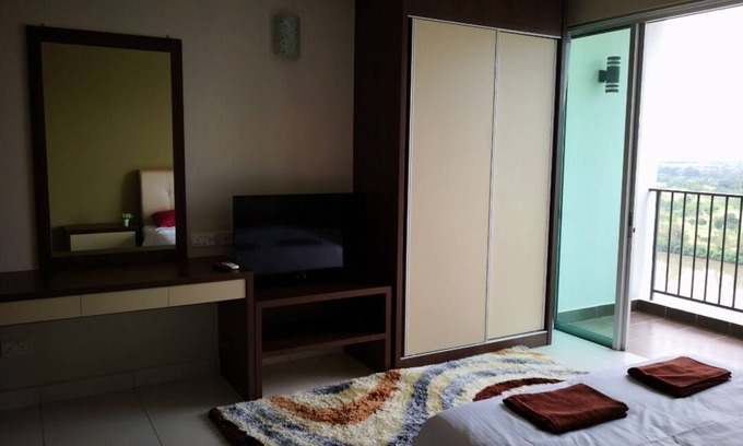 Central District Apartment | Scenic River View Hotel: Steps from SOGO & KSL