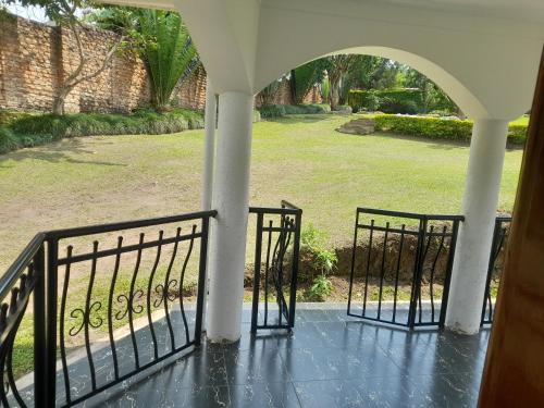 Fort Portal House | Cozy Maasai Villa Backpackers: Pet-Friendly Retreat