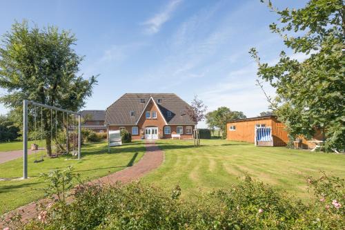 West Husum Apartment | Elegant Maashof Godewind: Family-Friendly with Pool Access