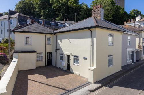 Torquay City Centre House | Beautiful Mabel Cottage with Oceanfront Views & Top Ratings