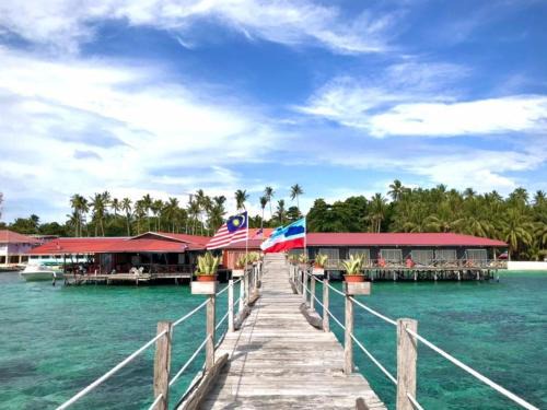 Mabul Island House | Mabul Backpackers: Ideal for Families with Kitchen Access