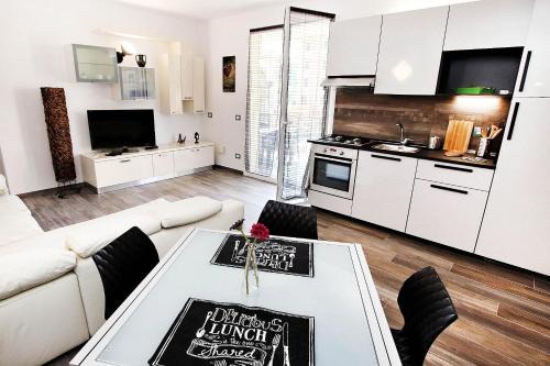 Rezza Apartment | Explore MACAIA: Family-Friendly & Wheelchair Accessible Stay