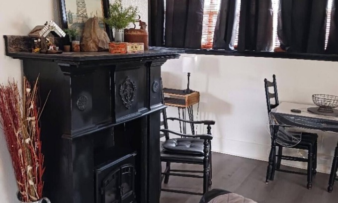Pasadena Apartment | "MacBerry Nut Cottage", Charming WWII Built 1-1 Smoke/Pet Free Duplex Garage Apt