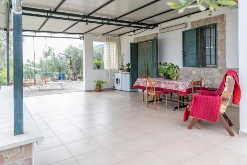 Monte Sant'Angelo House | Inviting Macchia Verde: Family-Friendly with Breakfast Included