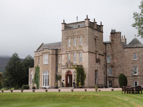 Inverurie House | Elegant Macdonald Pittodrie House: Pet-Friendly Retreat