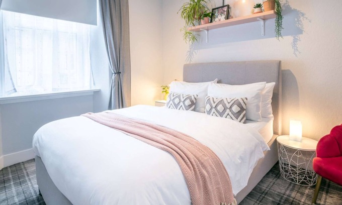 Inverness Apartment | Cozy Macdonald Street Snug: Pet Friendly with Kitchen