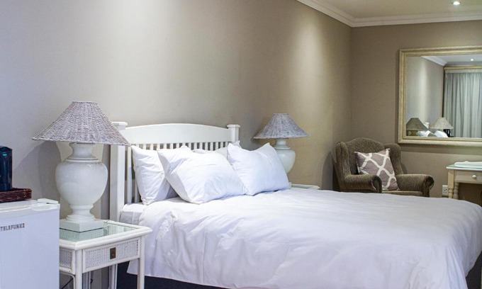 Lephalale Hotel | Relax at Machauka Lodge: Oceanfront Bliss & Pool Access