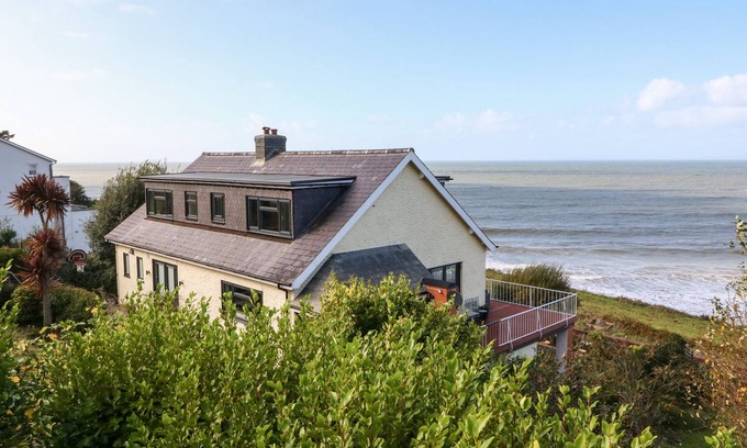 Llwyngwril Cottage | Cozy Machlud Haul Cottage with Open Fire & Ocean Views