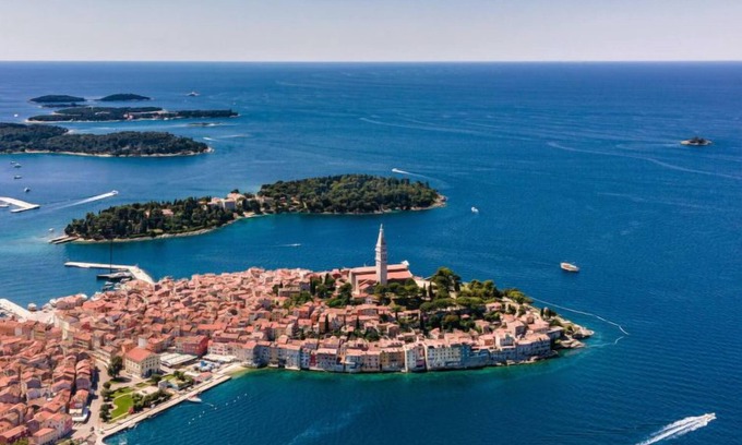Modrusani Apartment | Rave-Reviewed Macini: Oceanfront Getaway with Pool & Spa