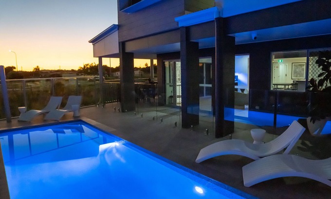 Andergrove Cabin | Mackay Adventure Lodge: Family-Friendly with Pool & Breakfast