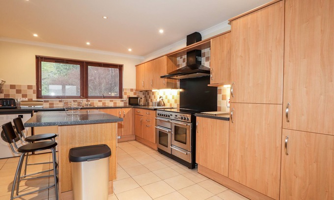 Sconser Cottage | Discover Mackenzies Peak: Breakfast and Kitchen Amenities