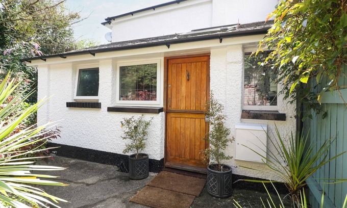Budleigh Salterton Cottage | Pet-Friendly Mackerel Cottage with Garden in Budleigh Salterton