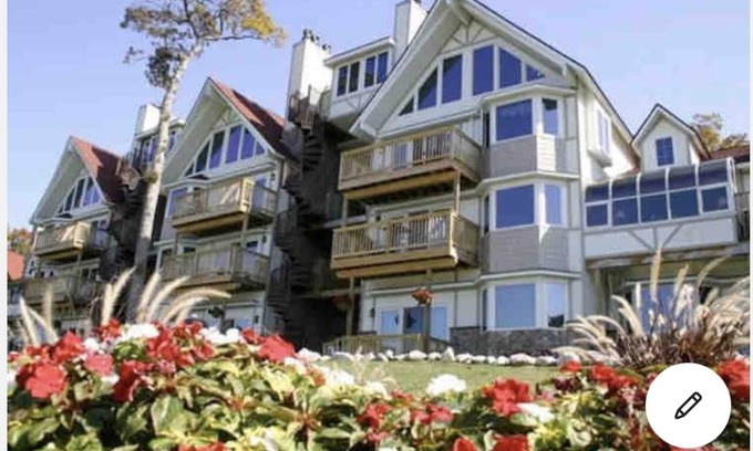 Mackinac Island Apartment | Mackinac Island Studio with Balcony & Ocean View Amenities