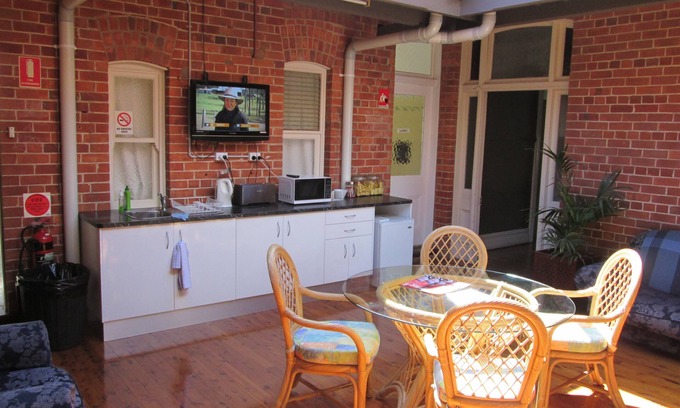 Maclean Hotel | Cozy Maclean Hotel: Family-Friendly with Breakfast Included