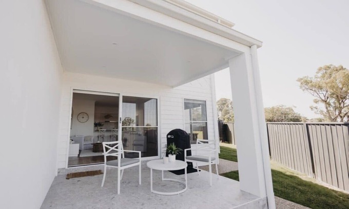 Dubbo House | Macquarie - Stylish Retreat with Countryside Views & Amenities
