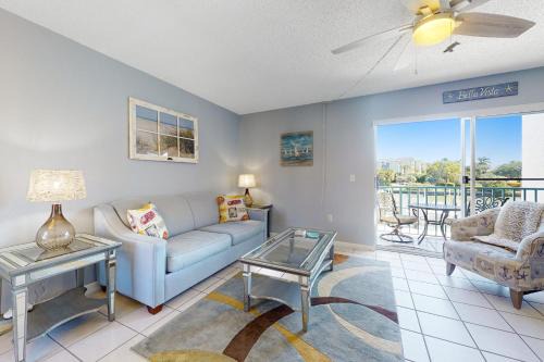 Madeira Beach Apartment | Experience Madeira Beach Yacht Club with Pool & Hot Tub