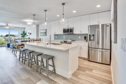 Madeira Beach House | Top-Rated Madeira Del Mar 305: Pet-Friendly & Pool Access