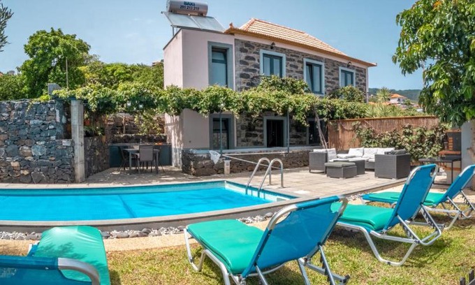 Santa Cruz House | Oceanfront Madeirense Villa in Santa Cruz with Pool Access