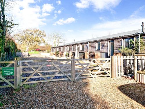 Ningwood House | Experience Comfort at Madeline Angevine - Pet Friendly Retreat