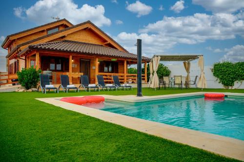 Guadamur House | Family-Friendly Madera y Miel Casa Rural near Puy du Fou