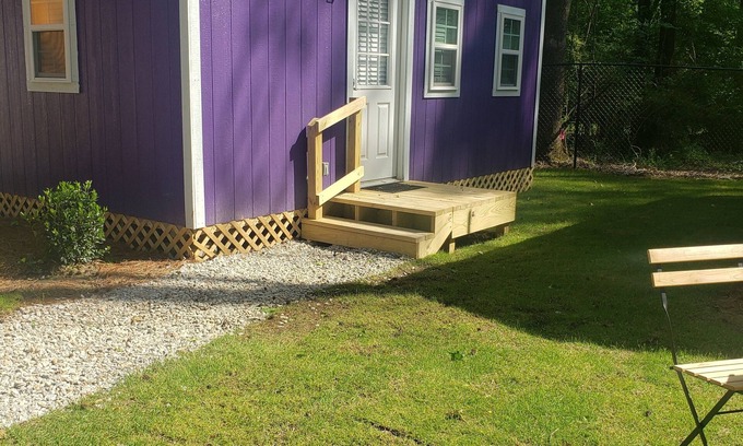 Notasulga Cabin | Cozy MadHatter Tiny Home Near Auburn & Jordan Hare Stadium