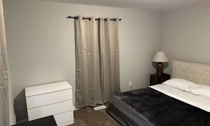 Peoria House | Convenient Stay at Madisons Place Near OSF and Carle Hospital