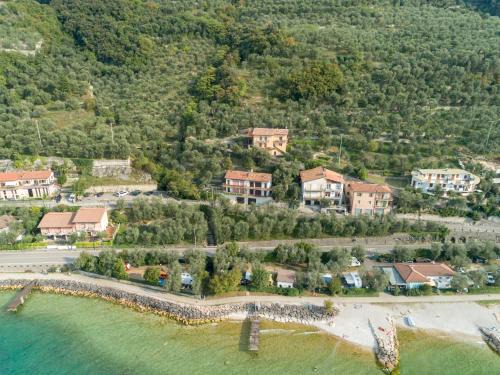 Brenzone sul Garda Apartment | Discover Madonna Dell'Aiuto: Guest Rated 9.5 & Family-Friendly
