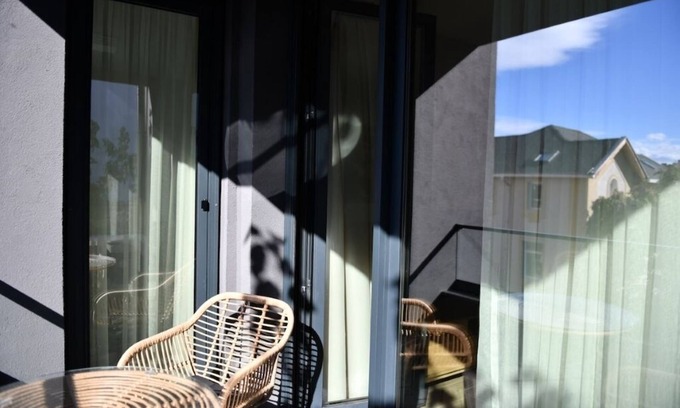 rajon Vrabnitsa Apartment | Modern 2-Bedroom Apartment in Madrid with Parking