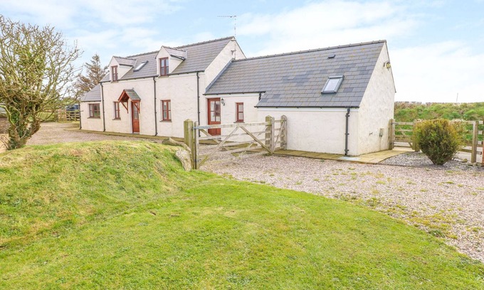 St Brides Cottage | Family-Friendly MAERDY CWTCH with Kitchen in Solva
