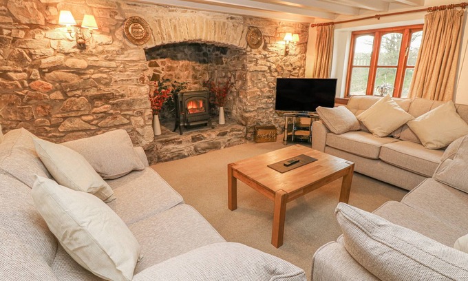 St Brides House | Oceanfront Maerdy Lodge: Family-Friendly Getaway Awaits