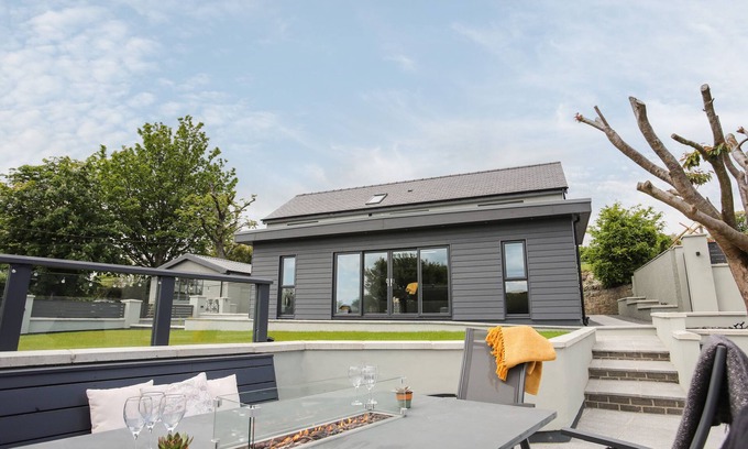 Llanbedrgoch Cottage | Family-Friendly MAES LLWYD with Garden in Benllech