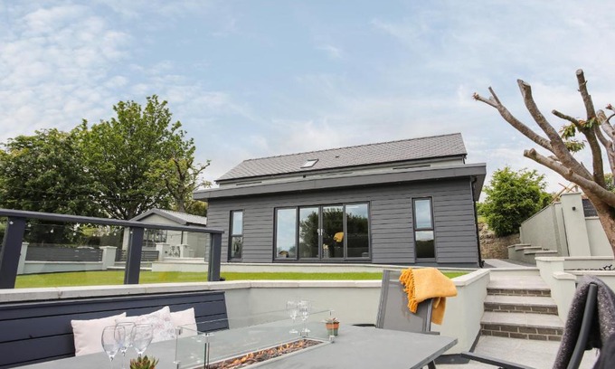 Llanbedrgoch House | Discover Maes Llwyd: Family-Friendly 4-Star Getaway