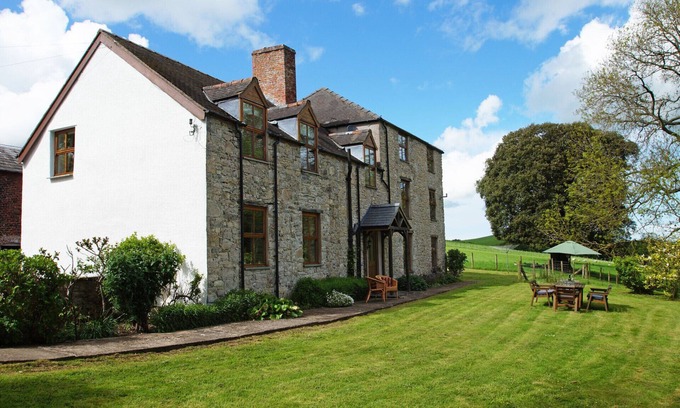 Denbigh House | Maes Mared: Ideal Family Retreat with Breakfast Included