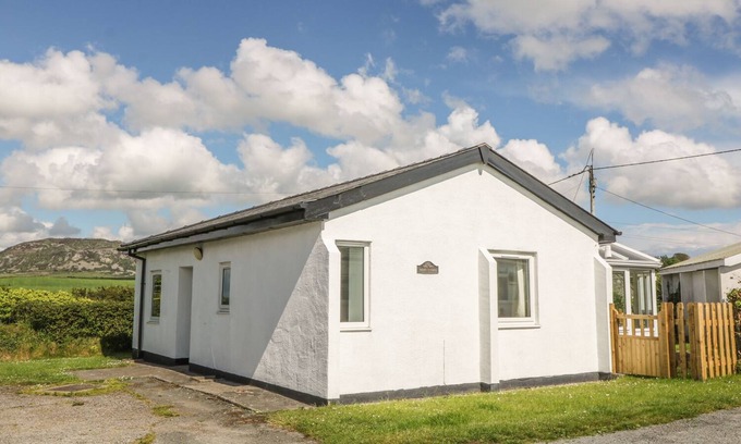 Garn Fadryn House | Pet-Friendly MAES Y COED with Garden in Morfa Nefyn