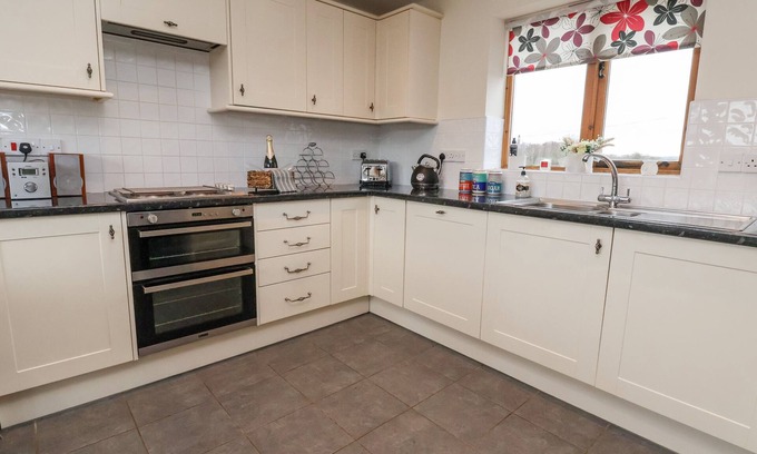 Gwaenysgor Near Prestatyn House | Cozy MAES YR HAF: Pet Friendly Retreat with Open Fire