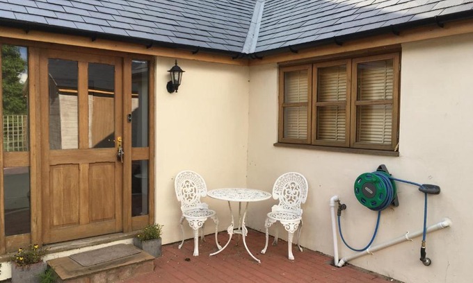 Longford House | Family-Friendly Stay at Maesbury Riverside with Kitchenette