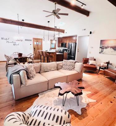 Maggie Valley Ski Chalet | Maggie Valley 4BR Cabin with Hot Tub in Serene Forest