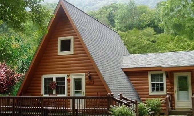 Maggie Valley Cabin | Cozy Maggie Valley Chalet: 10 Min to Ski Resort & More!