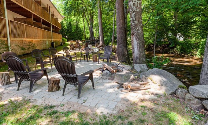 Maggie Valley Hotel | Cozy Retreat at Maggie Valley Creekside Lodge with Breakfast
