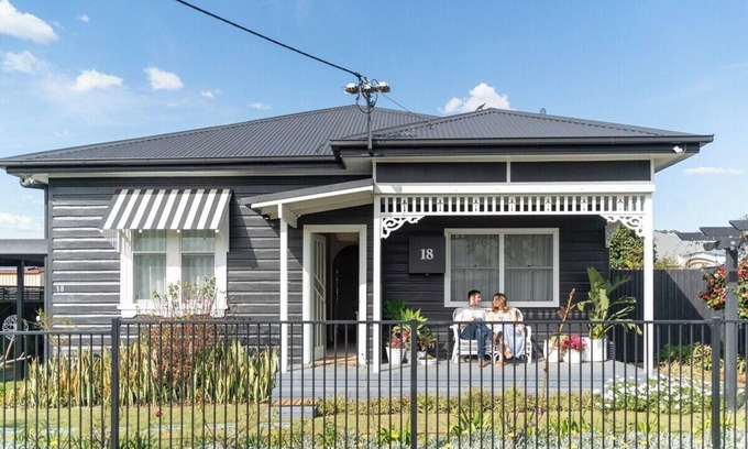 Cessnock Cottage | Experience Maggie's Little Black Cottage in Hunter Valley